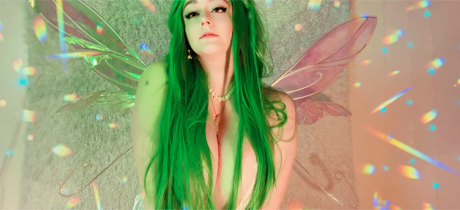 KismetKatee with green hair and iridescent fairy wings